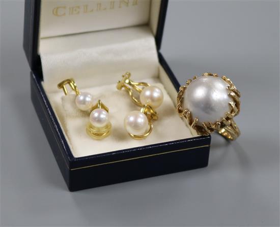 A 14K yellow gold and mabe pearl dress ring and two pairs of 18ct gold and cultured pearl earrings,